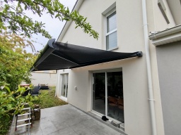 Installation d'un store banne motorisé